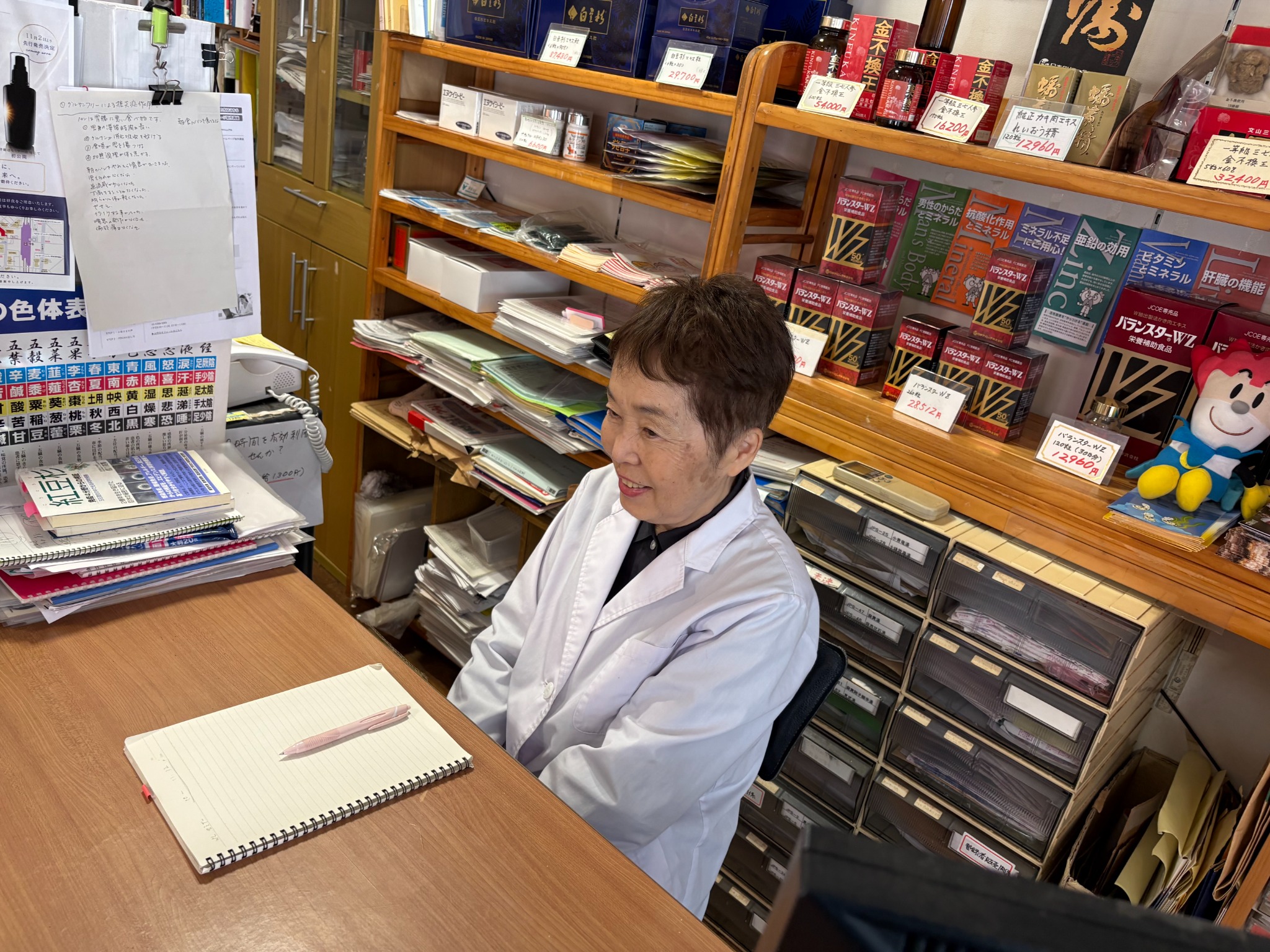 店内の相談カウンターで話をする登録販売者