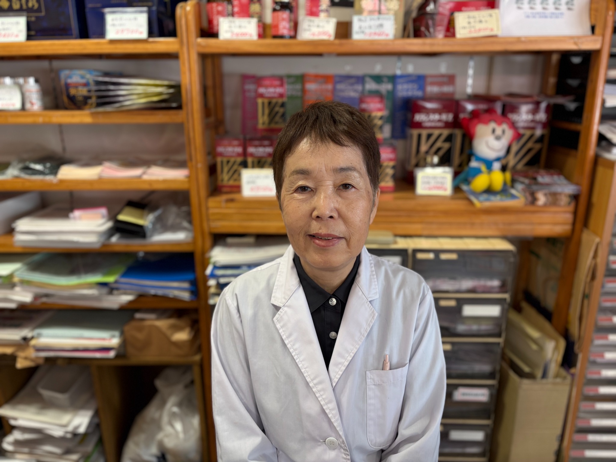 店内で正面を向く登録販売者 古賀佐久美